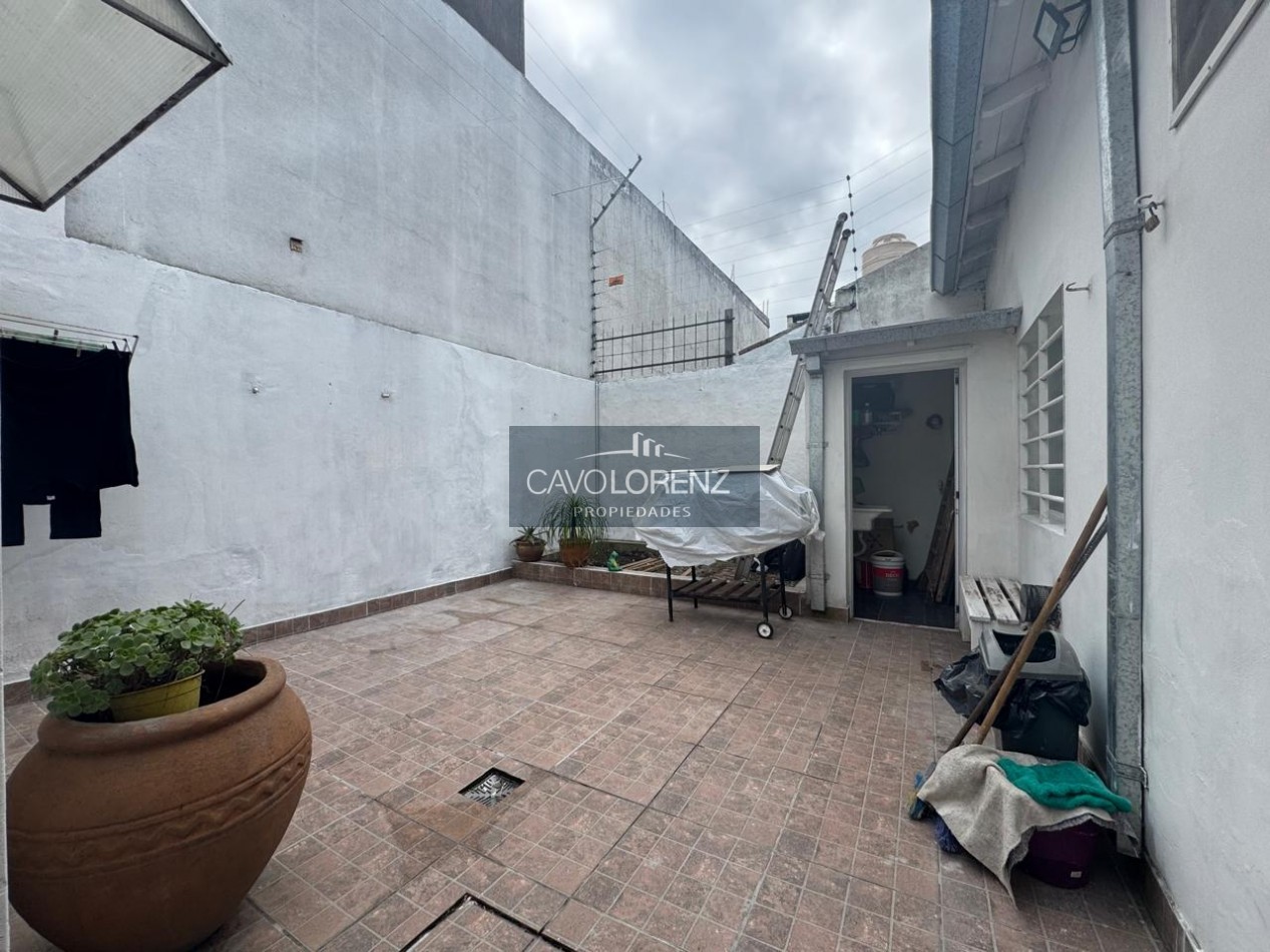 Alquiler -Victoriano montes 2584-  Local comercial mas vivienda de tres ambientes