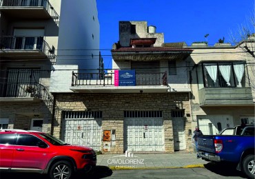 Salta 1378 - Chalet 4 amb. con cochera y espacio para tres autos - Original