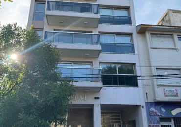 Alquiler - Hipolito Yrigoyen 2861 - Edif. Delfi VI - Departamento 2 ambientes a la calle con cochera