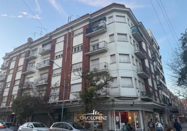 Independencia 2383-Departamento de dos ambientes a la calle con balcon, parcialmente reciclado 